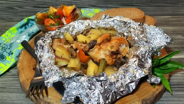 Картопля з овочами та гомілками запечена у фользі