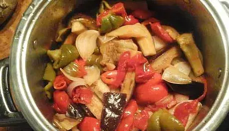 Салат баклажановый с ратундой в медовом маринаде