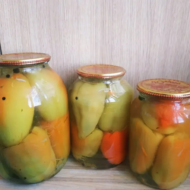 Перець, фарширований капустою, маринований