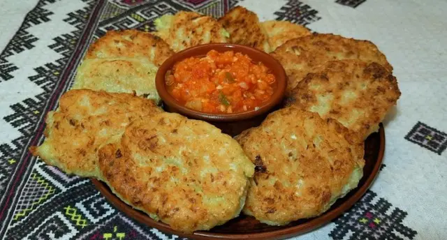 Пісні капустяні оладки на дріжджах. Українська Кухня