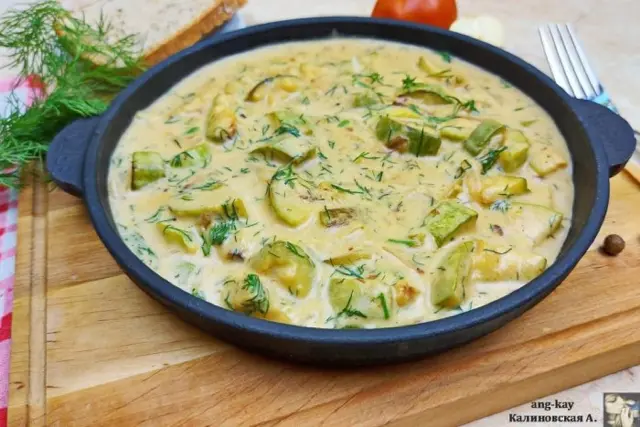 Жареные кабачки, тушенные в сметане