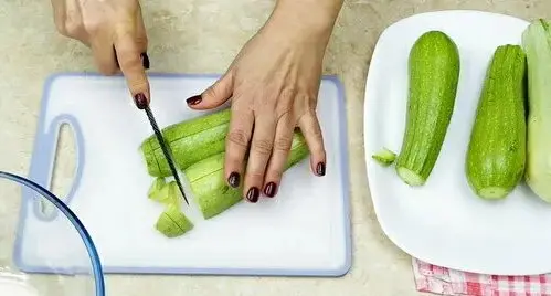 Жареные кабачки, тушенные в сметане
