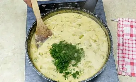 Жареные кабачки, тушенные в сметане