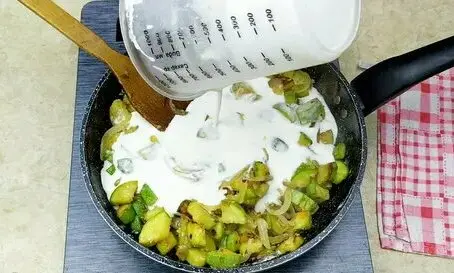 Жареные кабачки, тушенные в сметане