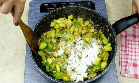 Жареные кабачки, тушенные в сметане