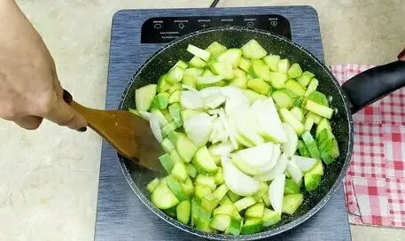 Жареные кабачки, тушенные в сметане