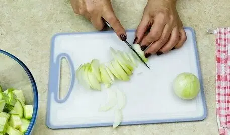 Жареные кабачки, тушенные в сметане
