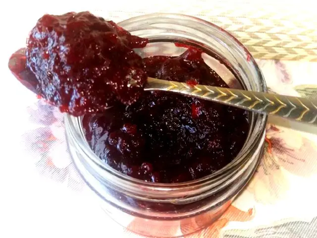 Сливовий мармелад з яблуками та корицею