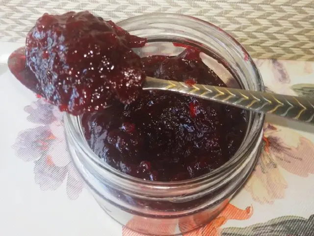 Сливовий мармелад з яблуками та корицею