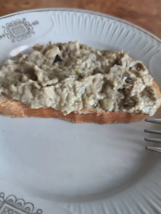 Намазка из баклажана ,майонеза и чеснока.