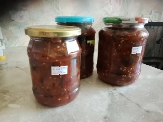 Баклажаны с помидорами и базиликом