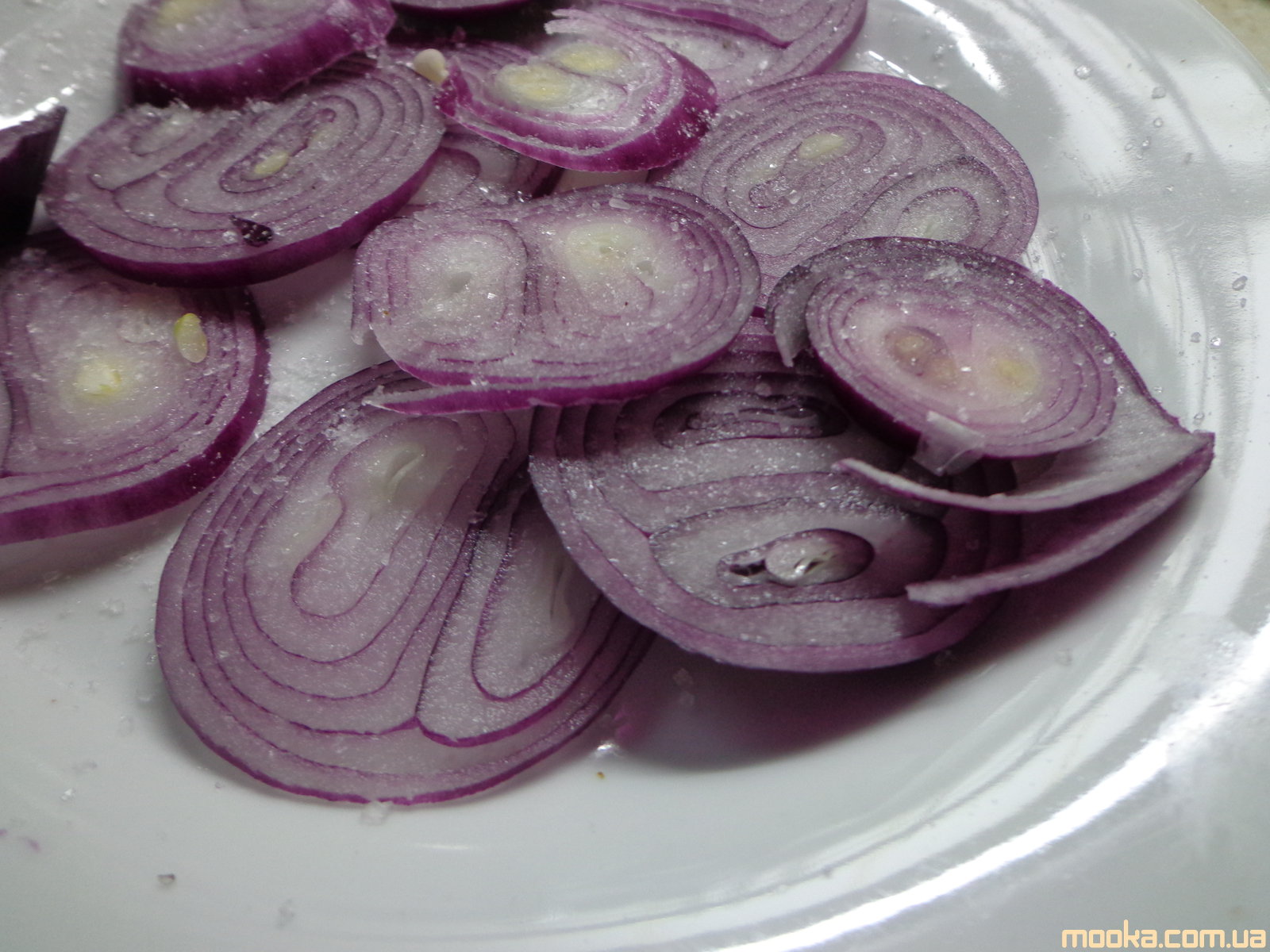 Маринованный лук к селедке. Маринованный лук для селедки. Бутерброды с селедкой и маринованный лук. Маринованный лук к бутерброду. Как замариновать лук для селёдки.